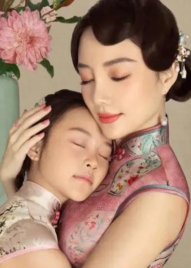 李小璐晒出旗袍母女照，庆祝甜馨8岁生日：长大后，我就成了你