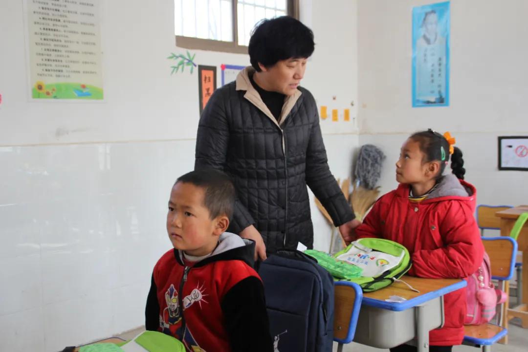 情暖贫困儿童 助力脱贫攻坚—白银市妇联举行“爱心书包”发放活动