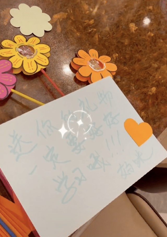 李小璐深夜为女儿准备六一礼物，甜馨穿校服可爱出镜，贾乃亮缺席