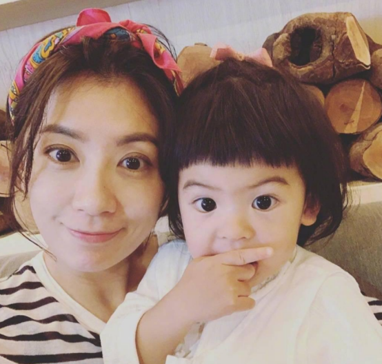 贾静雯晒一家五口出游，咘咘大眼睛成焦点，美成妈妈的“翻版”