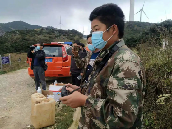 云南省宾川县：无人机喷洒农药 防治森林病虫害