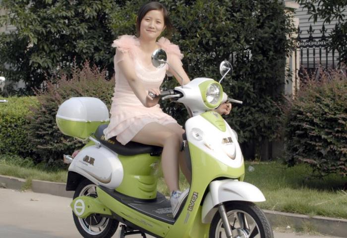 电动车天天充电，对电池有伤害吗？车主得知答