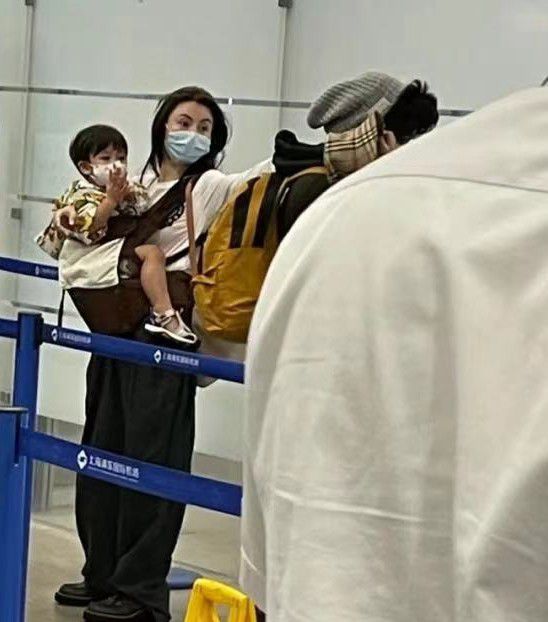 张柏芝独自带仨儿子现身机场，幼子正面曝光，颜值超高惊艳网友
