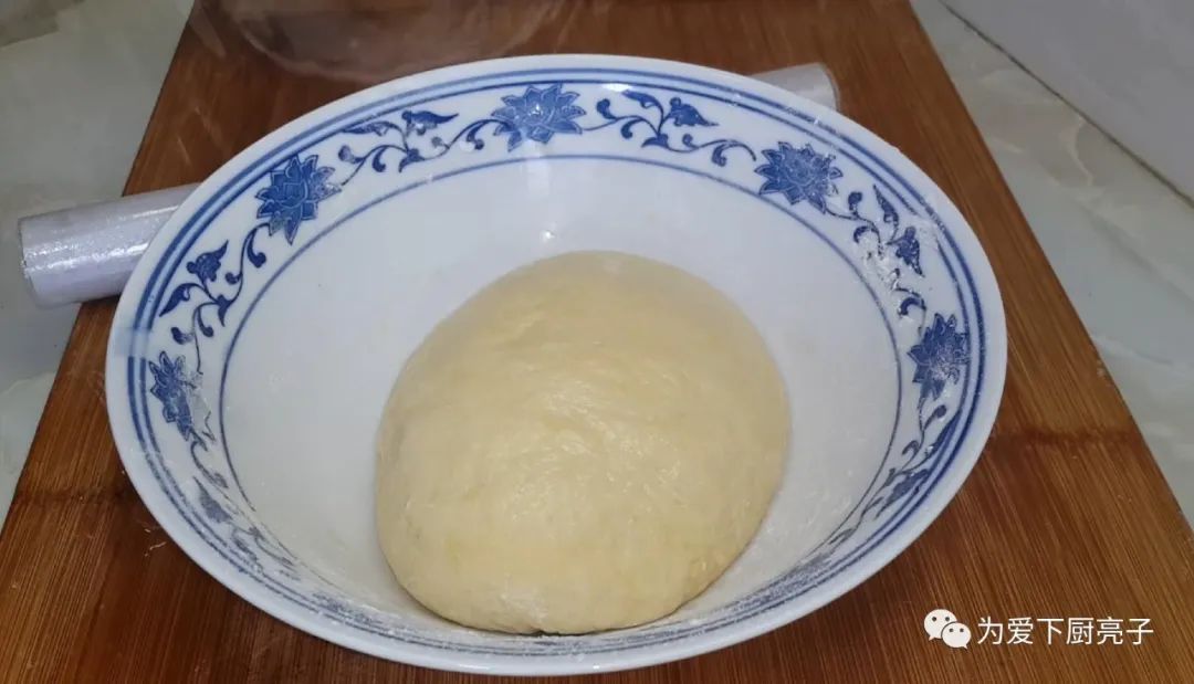2个鸡蛋，半斤面粉，不蒸馒头不烙饼，酥到掉渣，看着就流口水了