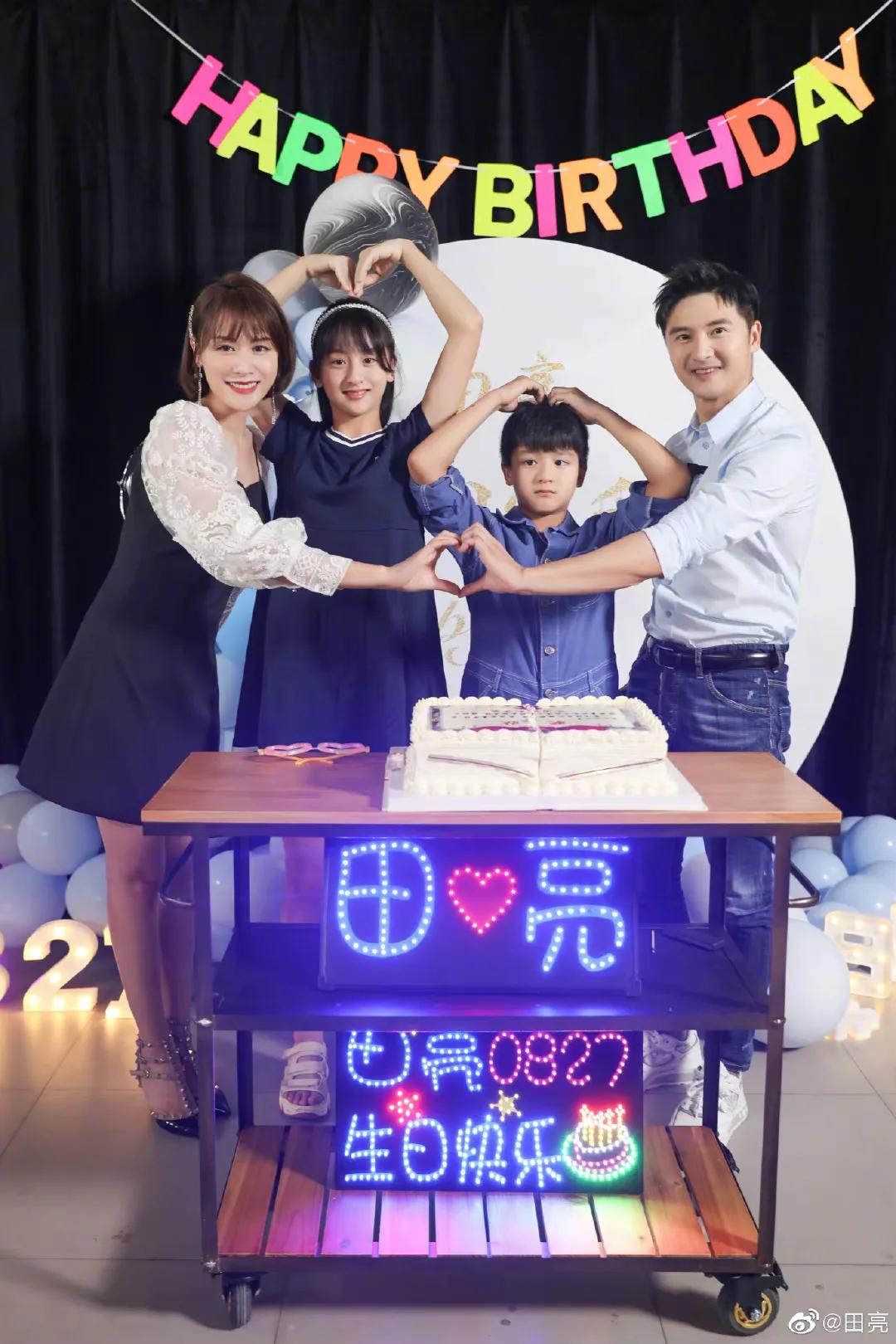 田亮晒42岁庆生照表白老婆，获叶一茜甜蜜送吻，森碟高度赶上妈妈