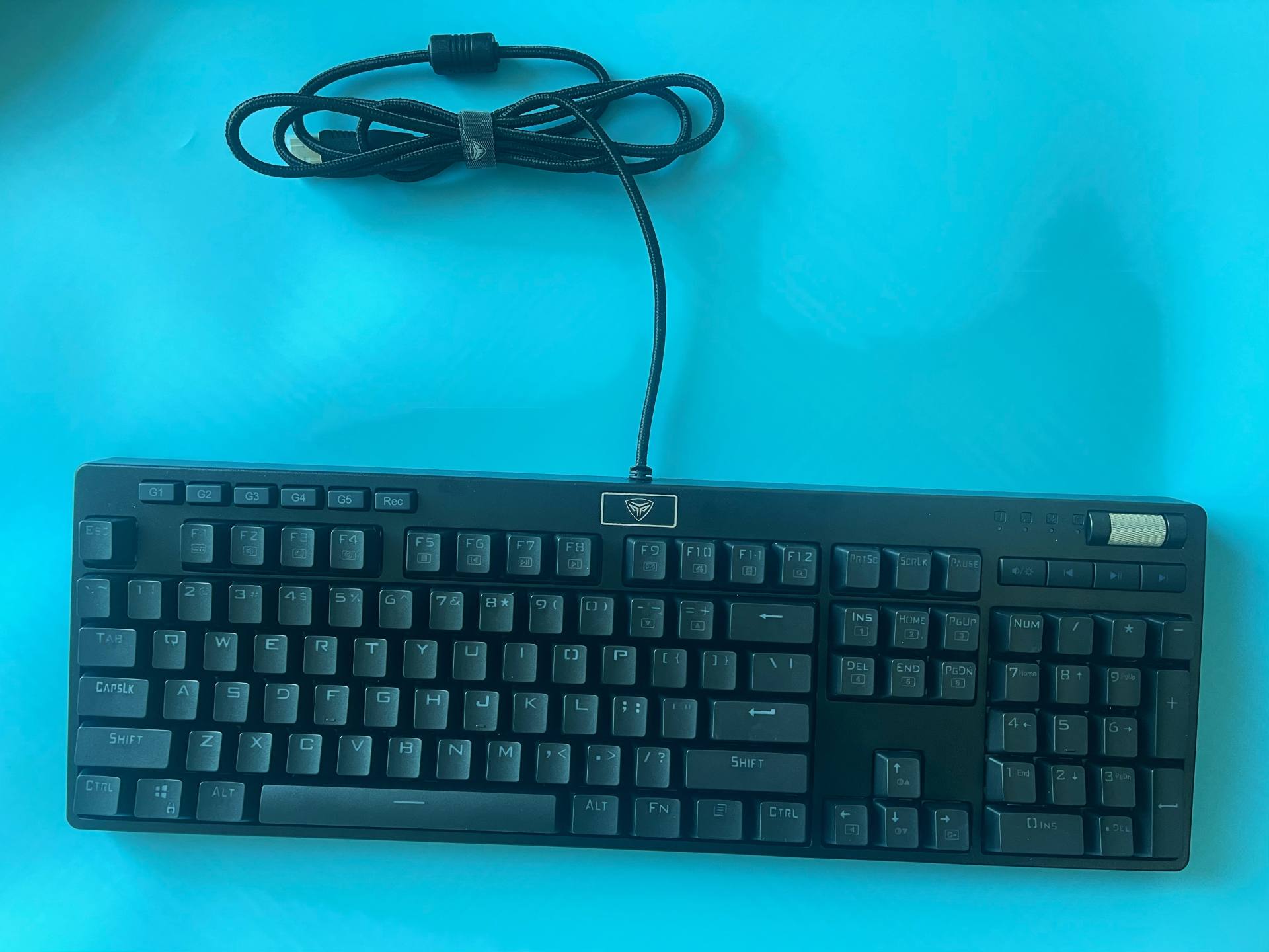 安静轻盈适合多场景使用超频三GI801黑曼巴红轴机械键盘评测