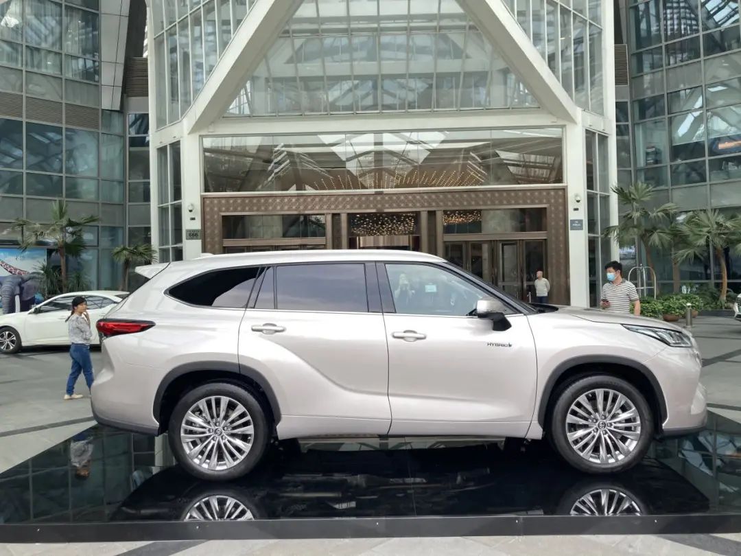 丰田“大内斗”，汉兰达对付皇冠陆放有王炸？