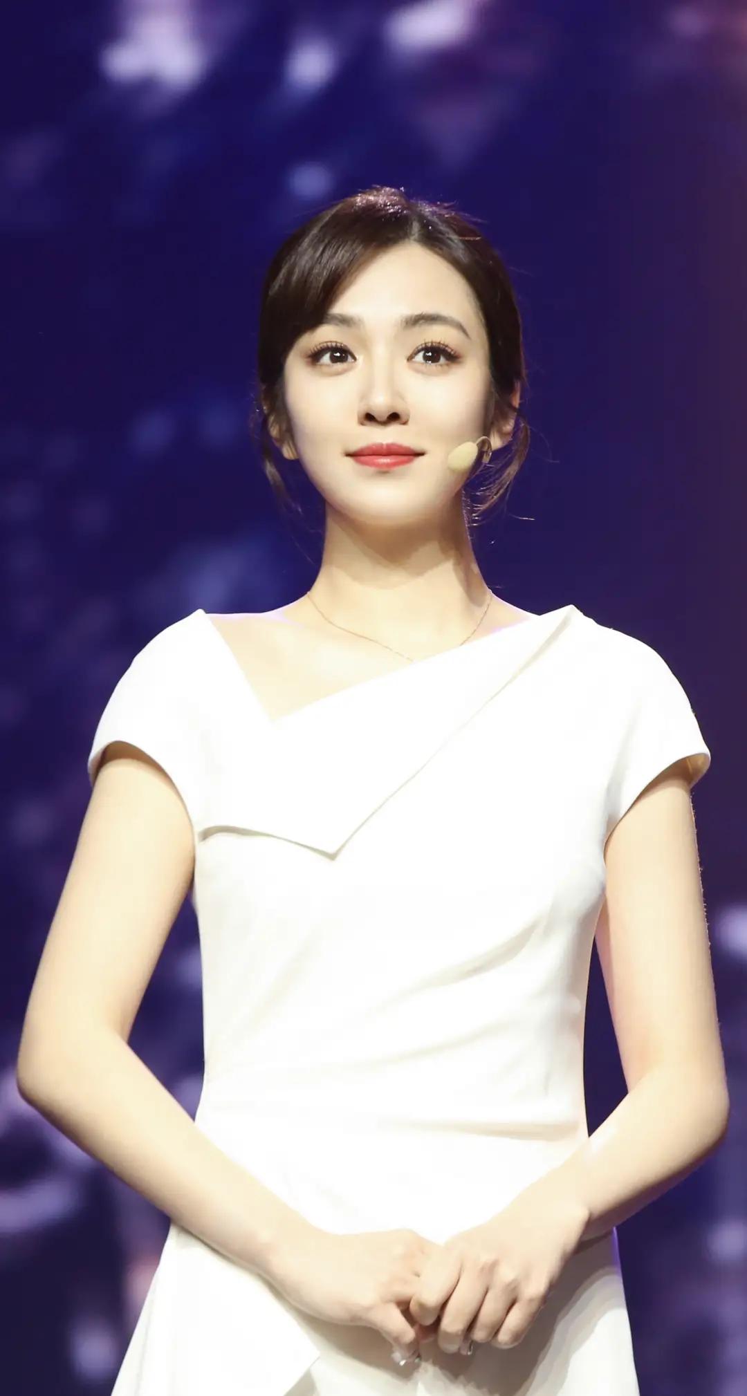 Welcome to watch the beautiful photos of actor Wang Xiaochen - iNEWS