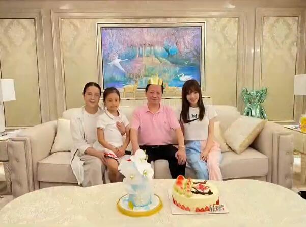 李小璐2020年终笔记，晒父母和女儿，秀闺蜜，只字不提贾乃亮