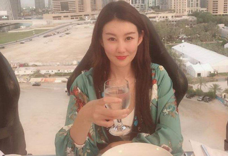 王宝强女友近照曝光，开豪车上班，神态憔悴失