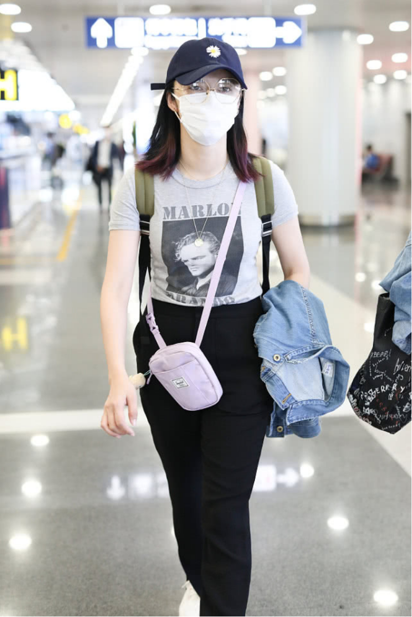 姚晨是胖了吗，穿身休闲装走机场，却感觉把衣服撑的紧蹦蹦