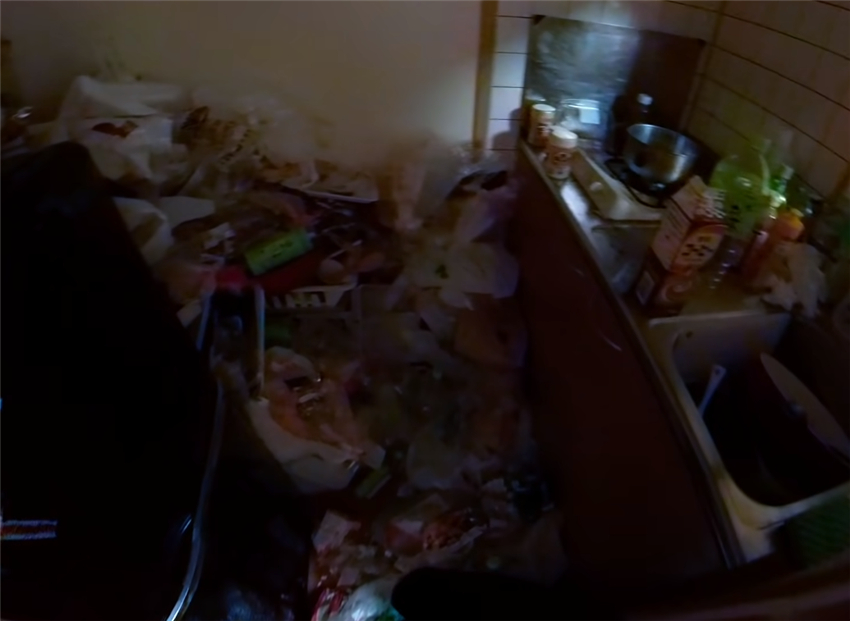How good is Japanese housekeeping?Hit the worker's 19㎡ house with trash dumped to his chest. Cleaner: small scene