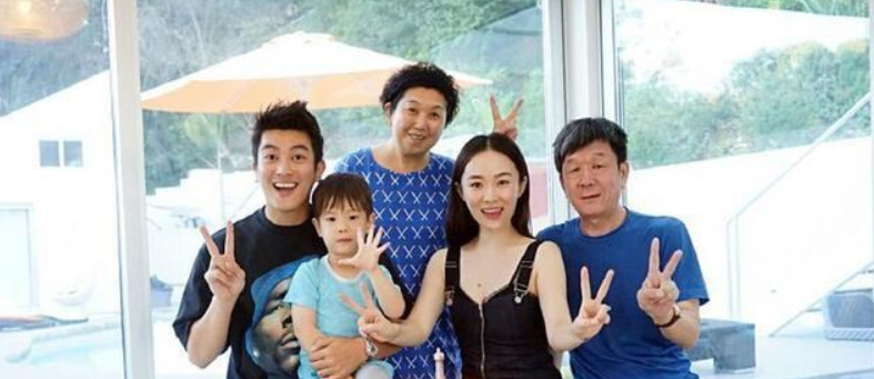 杜江夫妇低调带儿女游玩散心，霍思燕惬意微笑，网友：太幸福了