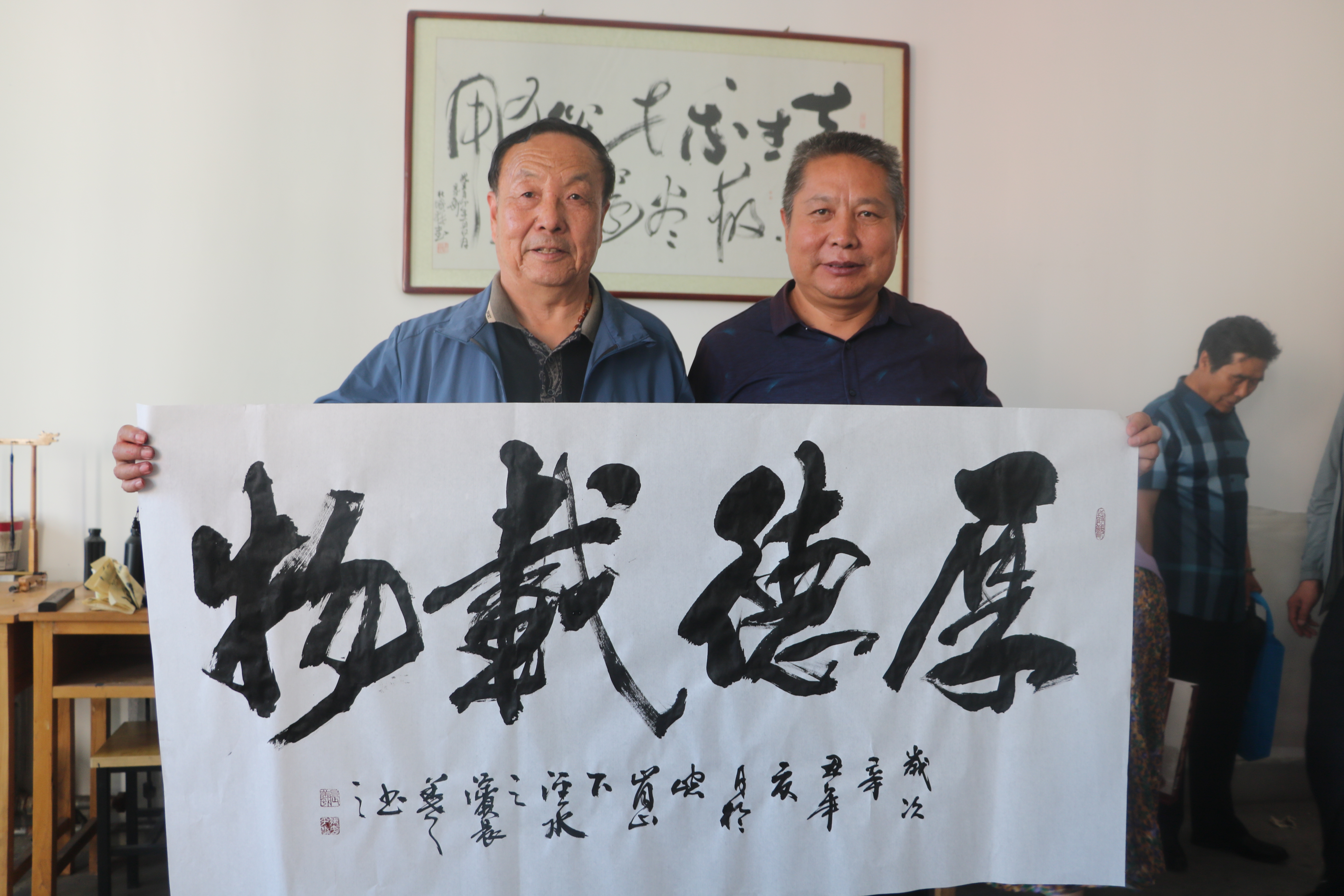 书画名家赴平凉市特殊教育学校开展送书画联谊活动