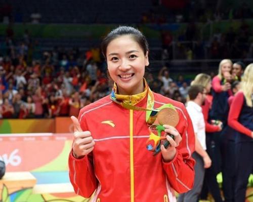 恭喜天津女排，小魏秋月露面，00后二传美女将露