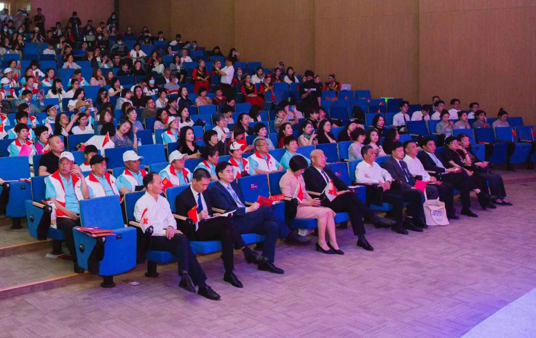 艺术家陶慧敏与温肯学子同台献艺,献礼建党百年,歌唱红十字
