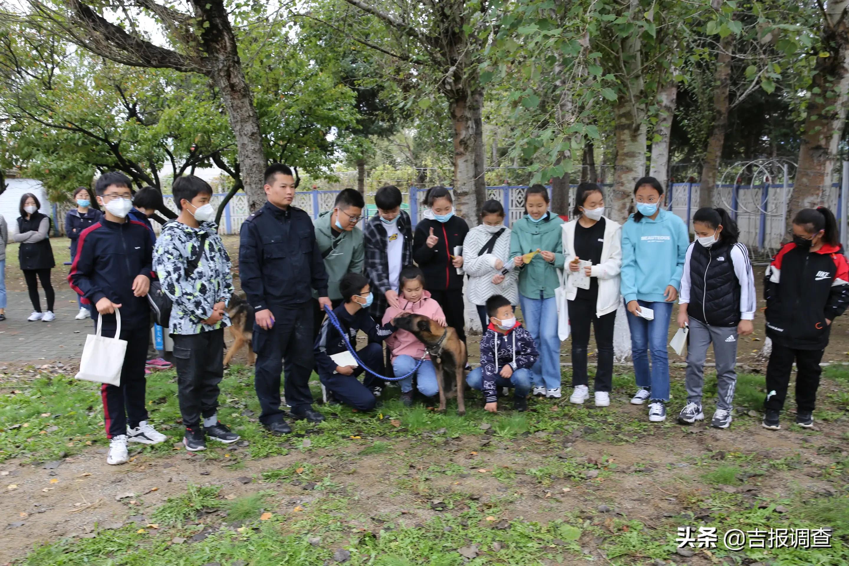 琿春市第五中學(xué)七年一班師生在馬川子(圖1)