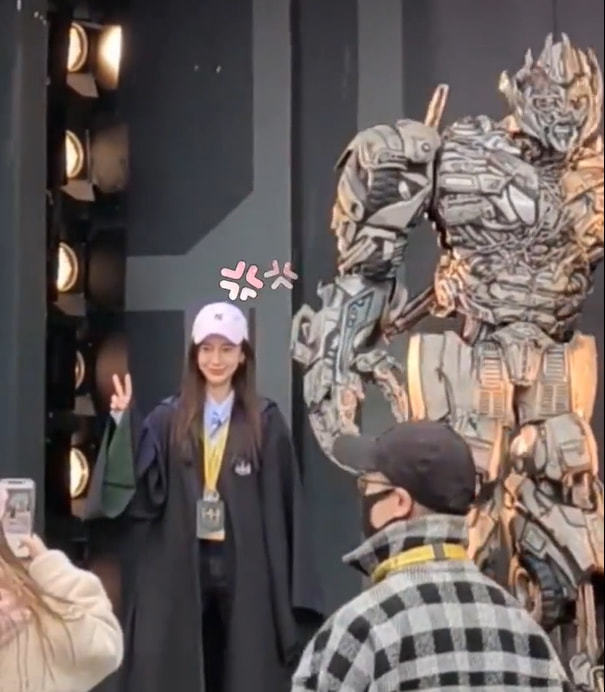 baby带儿子打卡环球影城，与威震天开心合影，母子雨中漫步超有爱