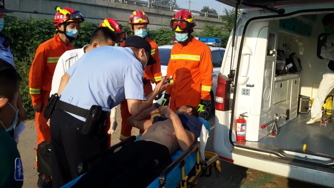 奇葩|男子喝断片赤身一夜躺荷塘，路过居民误以为是“尸体”吓得报警