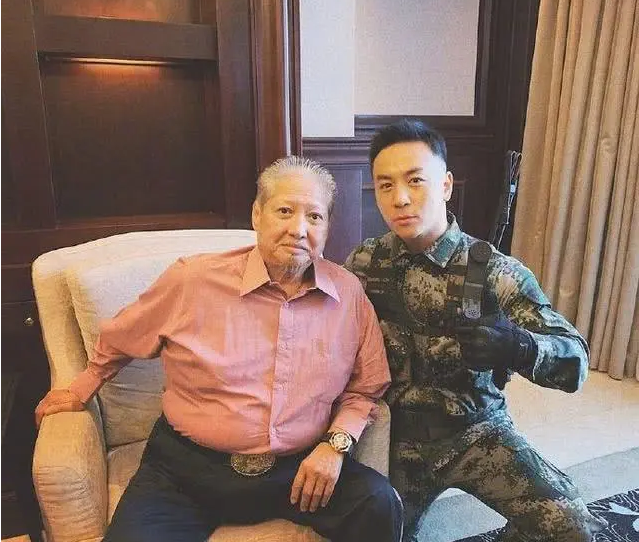 32岁释小龙罕见露面，身体严重发福无戏可拍，被嘲蹭洪金宝热度