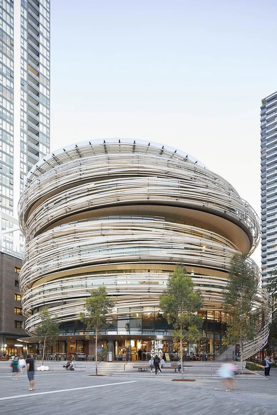 建築 The Exchange 如鳥巢般的螺旋外牆以建築展現自然力量 原點設計師網 Mdeditor 建築 The Exchange 如鳥巢般的螺旋外牆以建築展現自然力量 原點設計師網 Mdeditor