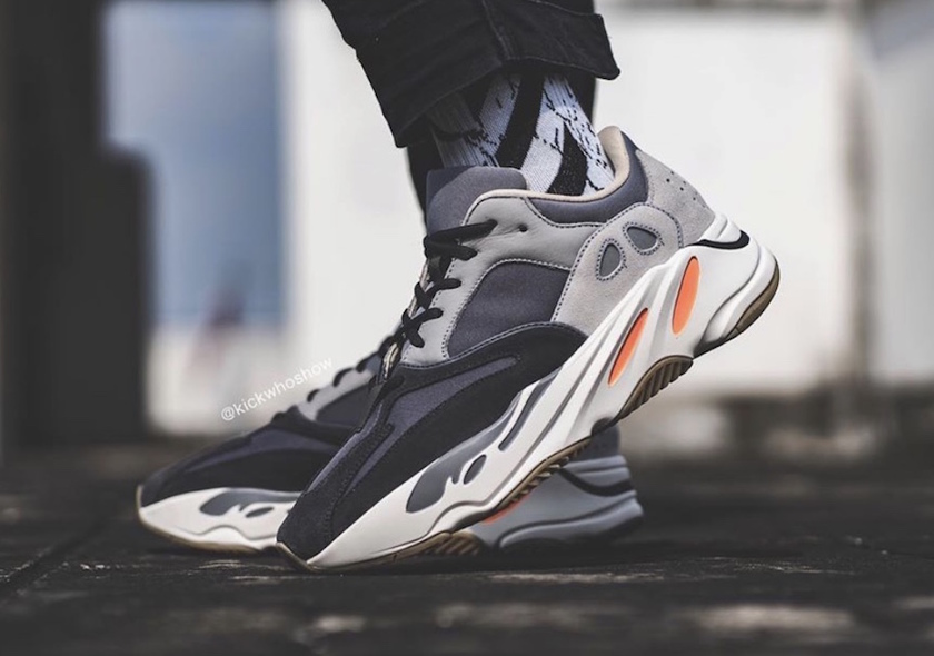 而 yeezy 700 除了首發配色以外,還有一款與首發 og 配色非常相似的