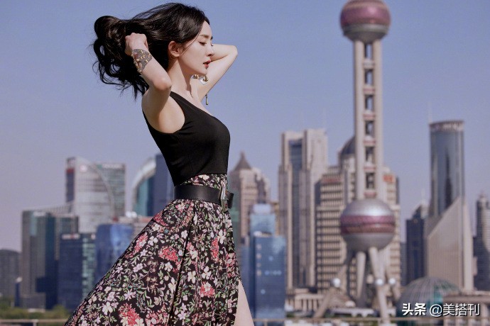 杨幂印花长裙造型 长腿细腰太吸睛了