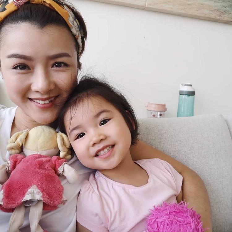 陳茵媺母女同框送婦女節祝福，3歲女兒完美復制媽媽顏值和燦笑