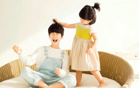 張亮二胎女兒長大了！ 5歲盡顯超模範，和天天合體拍雜誌氣場十足