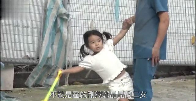 霍启刚抱女儿坐地铁感受生活，三岁霍中妍越长越美太像奶奶朱玲玲