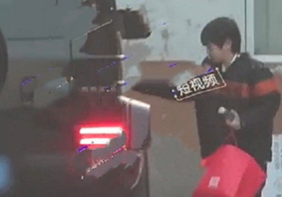 王寶強10歲女兒長大啦！ 和馬蓉同框雙腿又細又長，長相卻更像爸爸