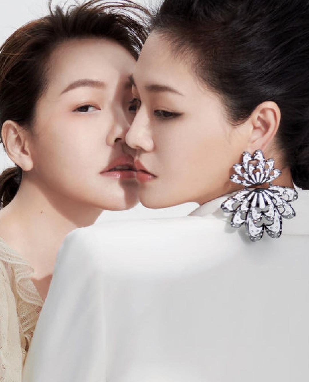 大小s久違同框，姐妹倆剪同款髮型笑容相似，越來越像雙胞胎