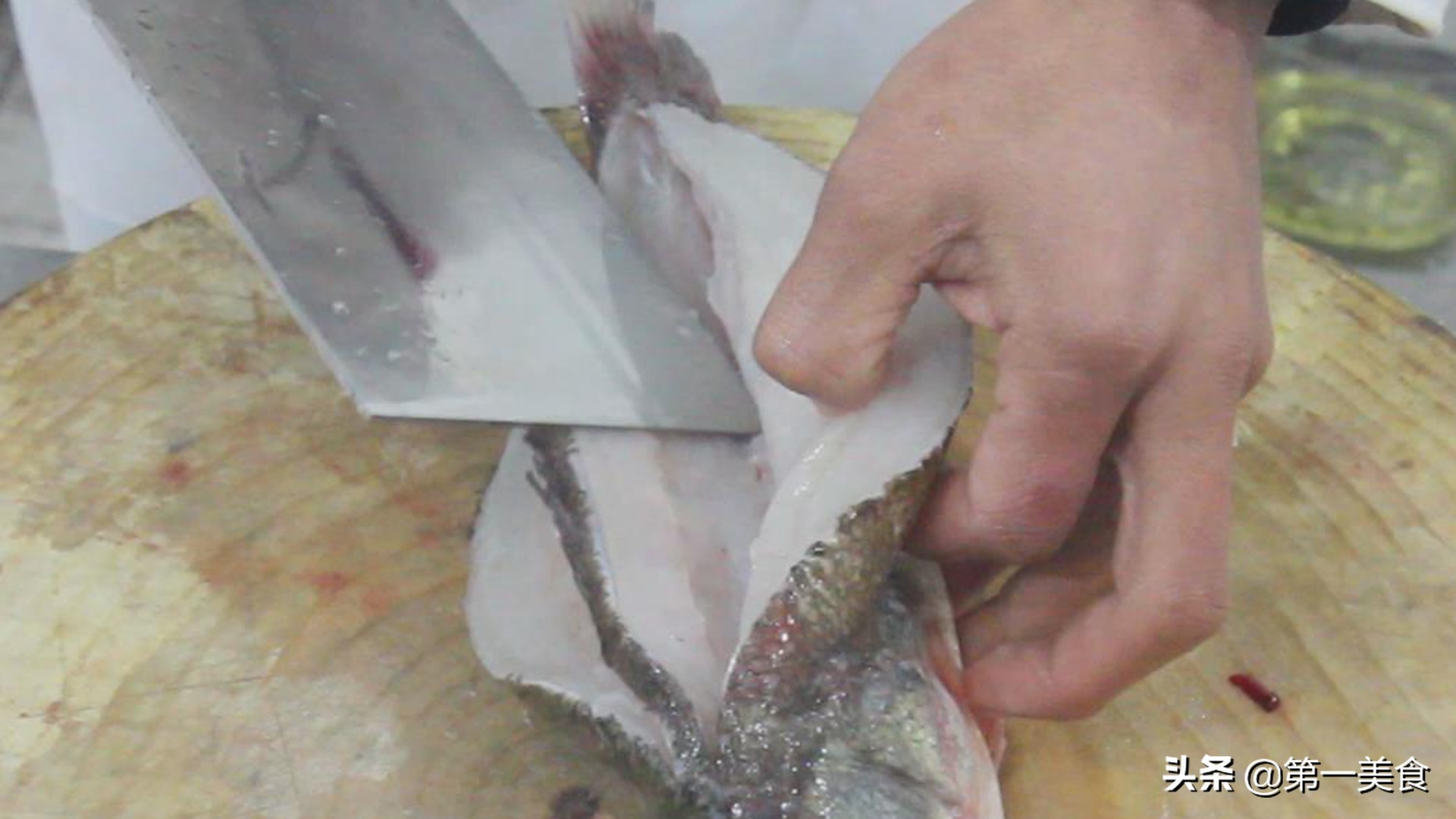 图片[2]-清蒸鲈鱼的正宗做法 清淡无油 鱼肉鲜嫩 营养丰富-起舞食谱网