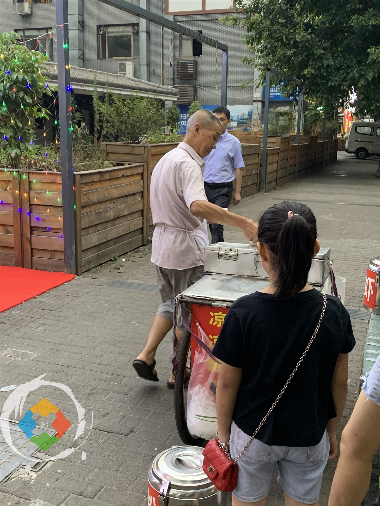 重庆路边摊为何消失？小贩不讲诚信，6块钱的麻糖都缺斤少两