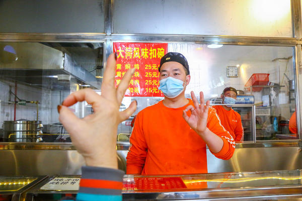 開封這家“無聲面館”開張10年只招聾啞人，老板：想幫他們學會一門手藝