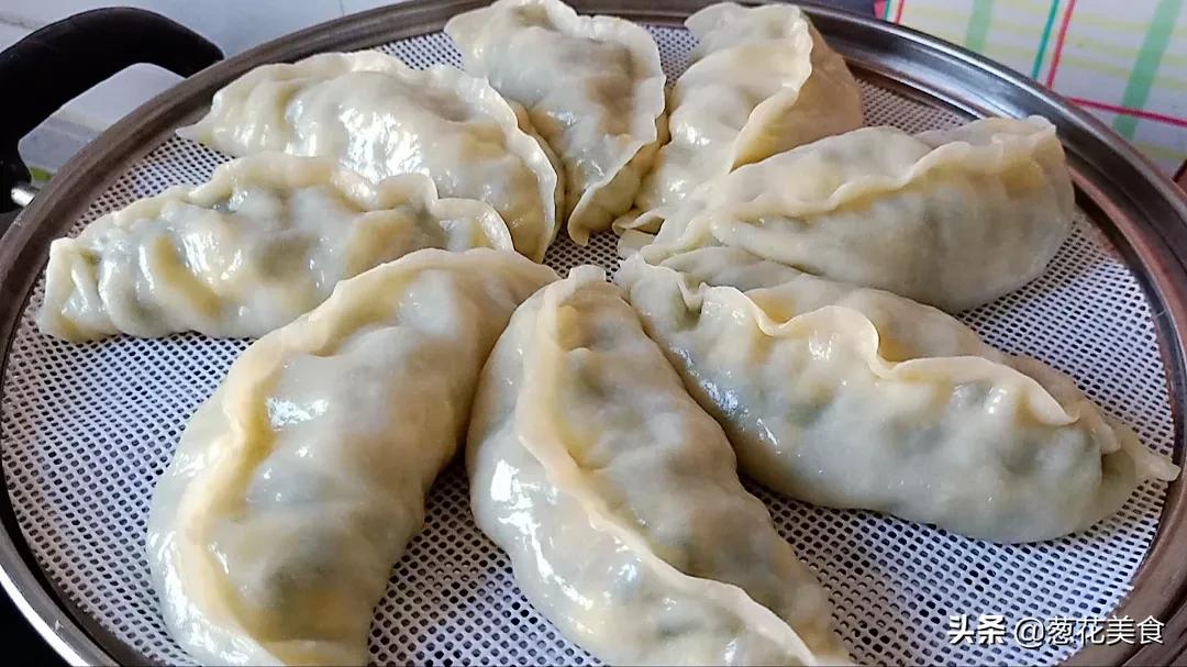 韭菜雞蛋餡兒蒸餃好吃有訣竅，記住“1燙3不放”，蒸餃鮮香好吃