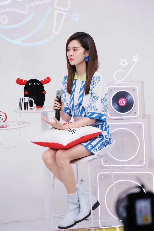 郁可唯玩转“国潮”，穿龙纹“套装裙”复古明艳，气质娇俏又少女