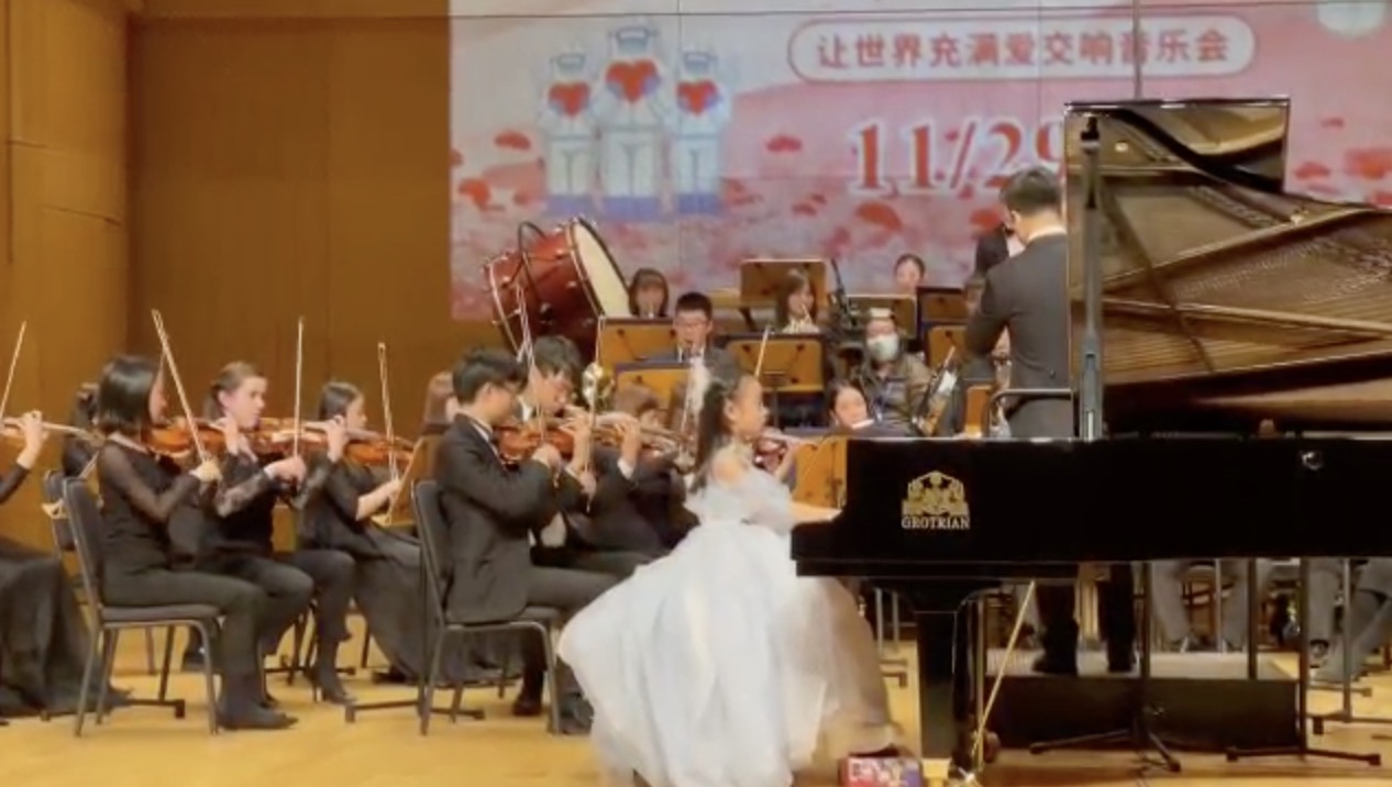 甜馨鋼琴獨奏《冰雪奇緣》，穿藍色紗裙氣質佳，笑容甜美颱風穩健