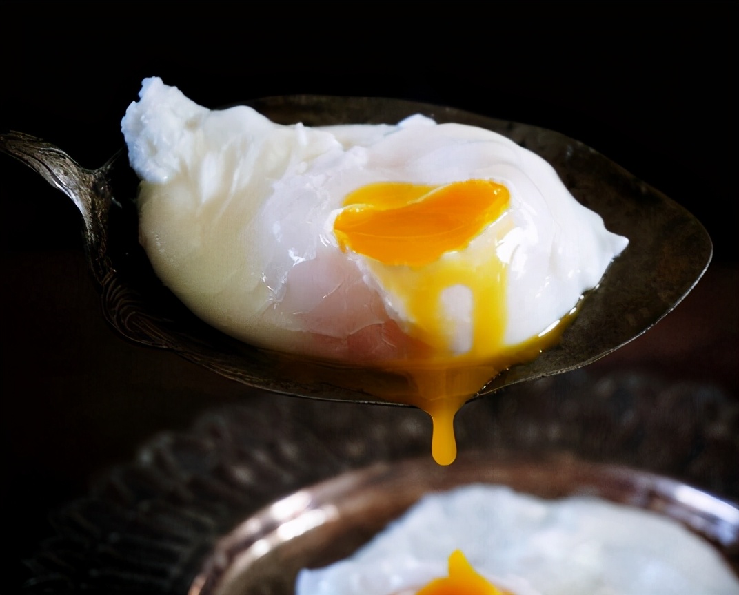 煮荷包蛋，沸水下锅是大错！做好这3步，圆润完整，不散花不起沫