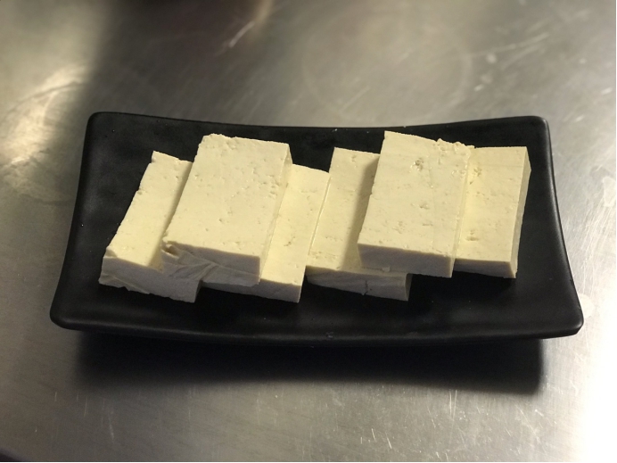 香煎豆腐，先粘淀粉还是先粘蛋液，别弄错了，不然粘锅，还不入味