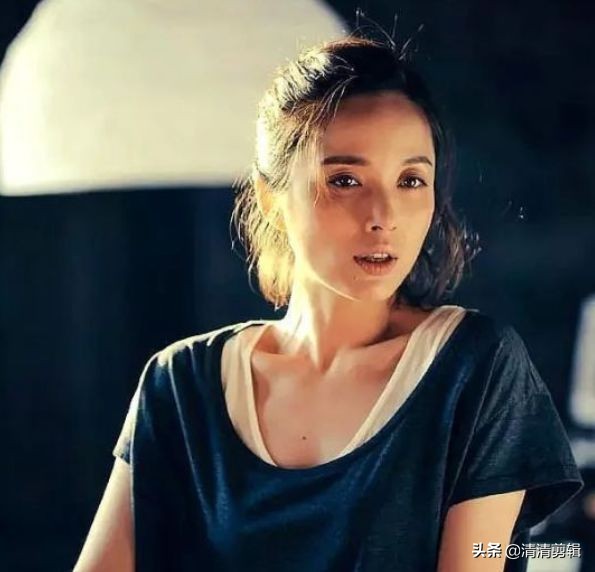 她是赵薇同学，却因拍吻戏遭老公离婚，后嫁给