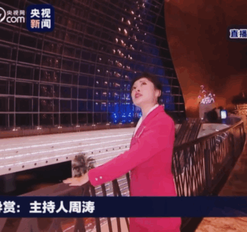 52岁周涛终于营业啦！身穿“芭比粉”西装美得惊艳，主持水准超高