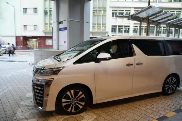 刘德华女儿住院，妈妈带数个保镖陪同，近90岁的