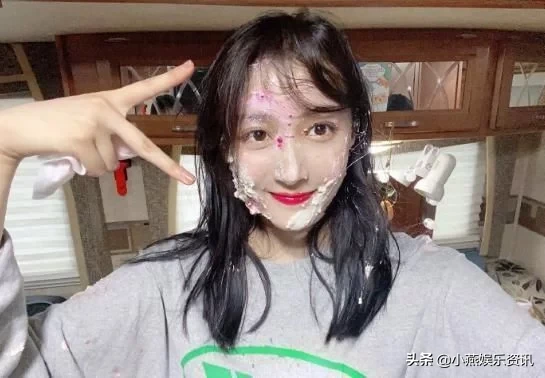 关晓彤晒杀青照满脸奶油仍上镜，希望能像“班婳”一样潇洒坦荡