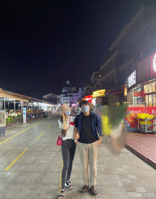 郎朗深夜甜秀恩爱，与吉娜挽手逛夜市吃小吃，吉娜细直长腿太优越