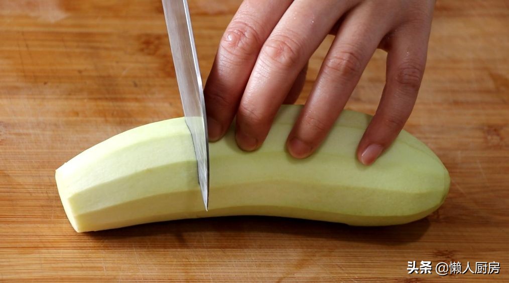 1根茄子，一块猪肉，这是茄子肉末焖面的做法，真好吃