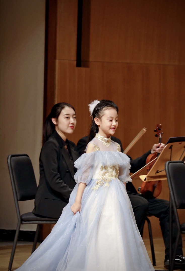 甜馨鋼琴獨奏《冰雪奇緣》，穿藍色紗裙氣質佳，笑容甜美颱風穩健