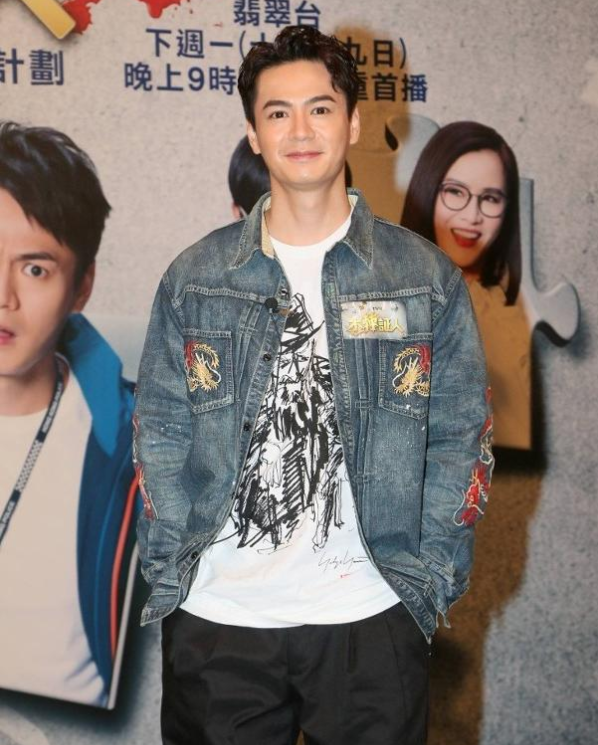 羅仲謙曬女兒，小珍珠眨巴眼睛粉嘟嘟，身體還沒爸爸手臂肌肉大