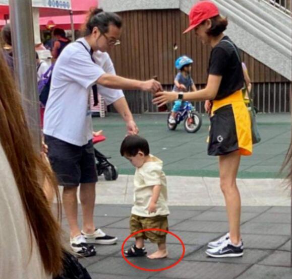 陳意涵老公學她鑽2歲兒子小車，腦袋卻被卡住，跪地掙扎表情痛苦