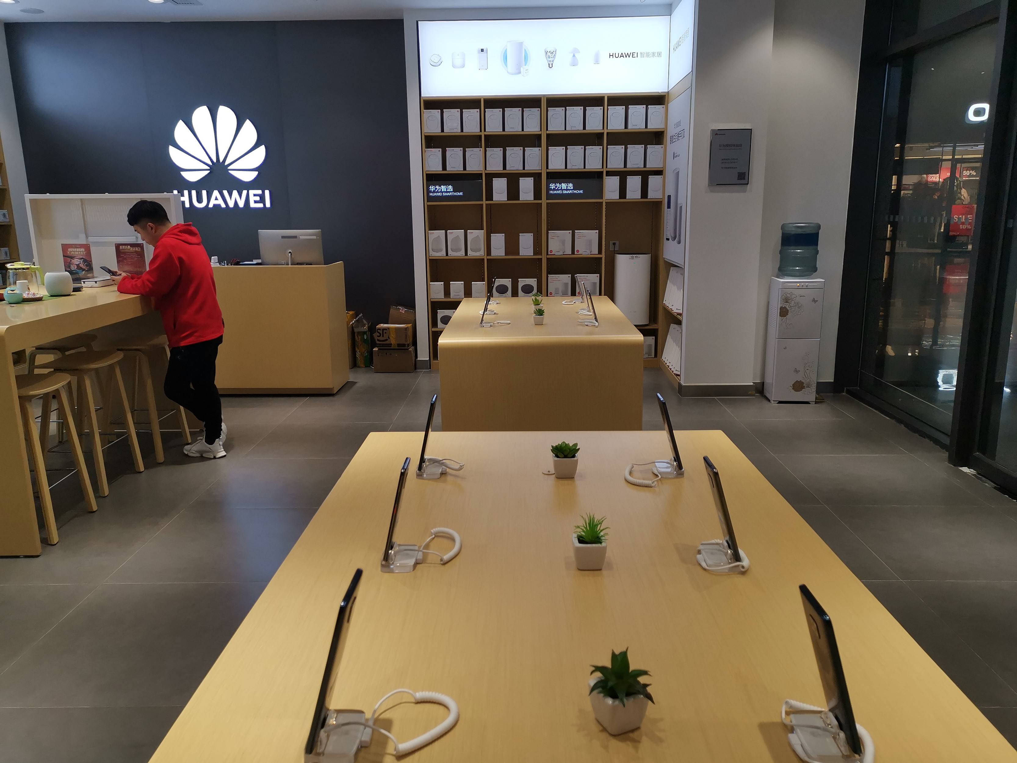 手机店这么多，又看不到多少客人，为什么不会倒闭？有猫腻